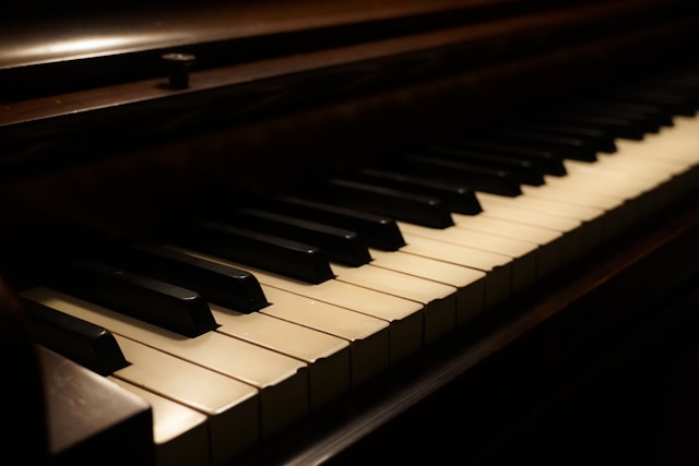What Separates Casual Piano Learning From Consistent Progress